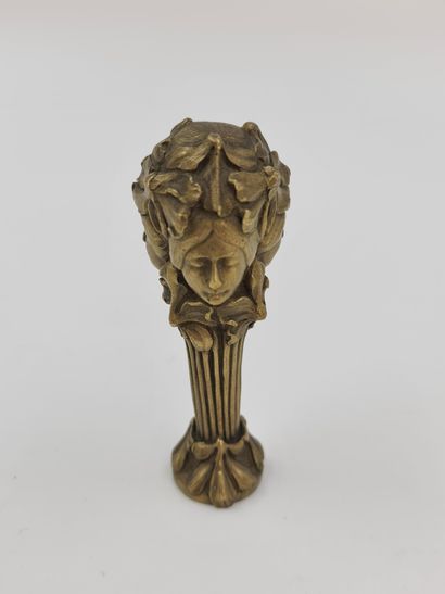 null Cachet art Nouveau en bronze représentant des bustes féminins. Signé J.Lambert...