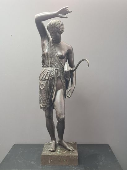 null Amazone blessée. Imposant bronze à l'antique modèle du Grand Tour. Ht : 89 cm....