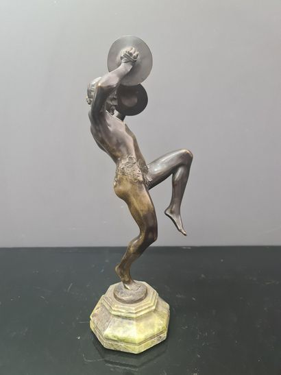 E. Piron (1875-1928) E. Piron (1875-1928) Le faune dansant aux cymbales. Bronze à...