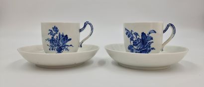 null Paire de tasses et sous-tasses en porcelaine de Tournai XVIIIème à décor bleu...