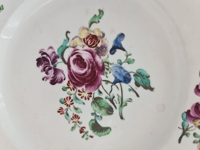 null Assiette en porcelaine de Tournai XVIIIème de la première à décor polychrome...