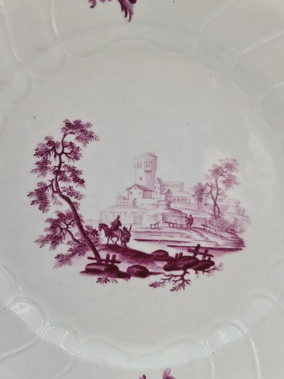 null Assiette en porcelaine de Tournai XVIIIème à décor manganèse d’un paysage animé....