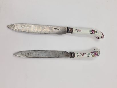 null Paire de couteaux en porcelaine de Tournai à décor polychrome de fleurs. Restaurations...