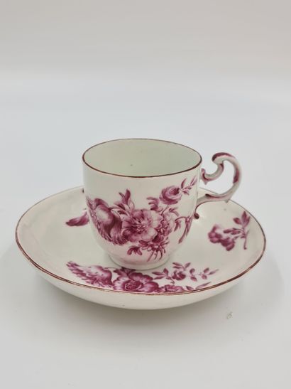 null Tasse et sous-tasse en porcelaine de Tournai XVIIIème à décor manganèse de roses...