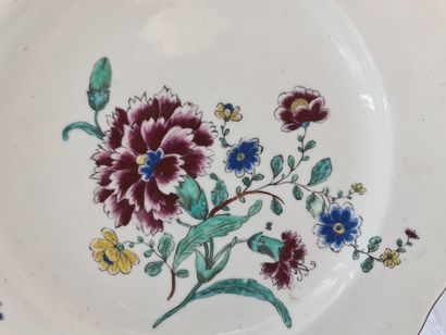 null Assiette en porcelaine de Tournai XVIIIème de la première période à décor polychrome...