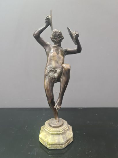 E. Piron (1875-1928) E. Piron (1875-1928) Le faune dansant aux cymbales. Bronze à...