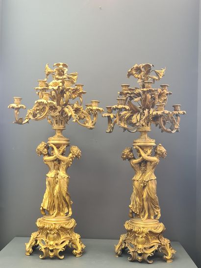 null Imposante paire de torchères en bronze doré composées de dames « à la Clodion...