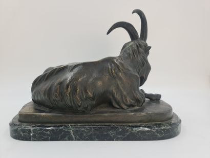 null Eugène VERBOECKHOVEN (1798-1881) Sculpture en Bronze représentant un bouc allongé...