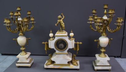 null Garniture Napoléon III en bronze doré et onyx à décor d’un angelot jouant des...