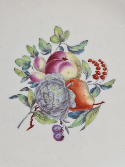 null Paire d’assiettes en porcelaine de Tournai XVIIIème à décor polychrome de fruits...