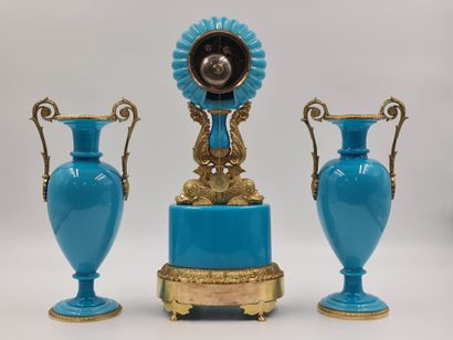 null 
Garniture d’époque Charles X en opaline

bleue et bronze doré composée d’une...