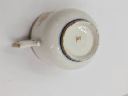 null Tasse et sous-tasse en porcelaine de Tournai XVIIIème, frise grecque bleue et...