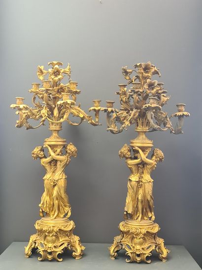 null Imposante paire de torchères en bronze doré composées de dames « à la Clodion...