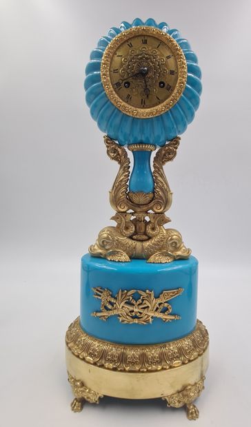 null 
Garniture d’époque Charles X en opaline

bleue et bronze doré composée d’une...