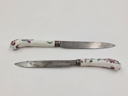 Paire de couteaux en porcelaine de Tournai...