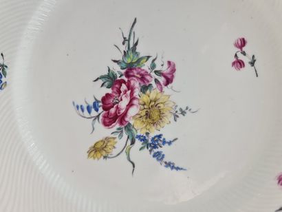 null Assiette en porcelaine de Tournai XVIIIème à décor polychrome de fleurs. Chantournée,...