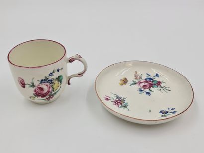 null Petite tasse et sous-tasse en porcelaine de Tournai XVIIIème à décor polychrome...