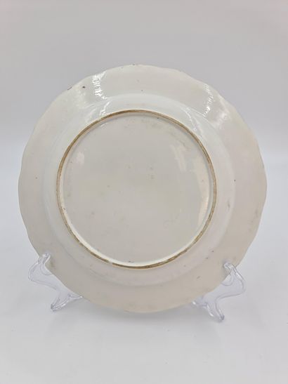 null Assiette en porcelaine de Tournai XVIIIème de la première à décor polychrome...