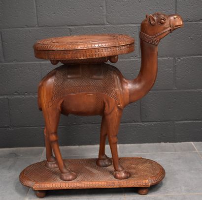 null Petit guéridon en bois sculpté représentant un chameau surmonté d'un plateau,...