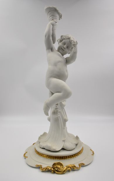 null Sculpture romantique en biscuit blanc début XXème représentant un chérubin....