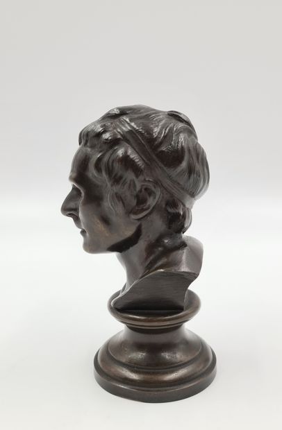 null Buste de Jean Jacques Rousseau représenté à l'antique. Bronze à patine brune...