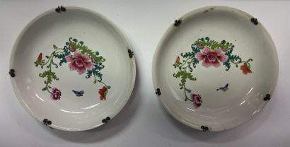 null Paire de plats en porcelaine de Chine fin XVIIIème-début XIXème.. Diamètre :...