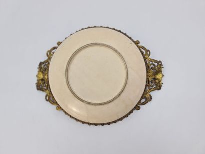 null Satsuma earthenware dish with bronze mounting. Diameter : 30 and 44 cm.



Satsuma...