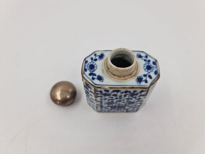 null 中国瓷器茶壶。印度公司18世纪。高度：11.5厘米。盖子连着。



第18届欧盟印度公司。高度：11.5厘米。价值连城。