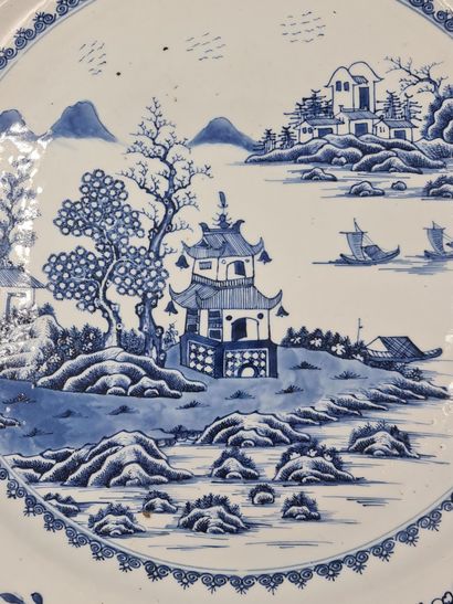 null Grande paire de plats en porcelaine de Chine XVIIIème à décor blanc/bleu de...