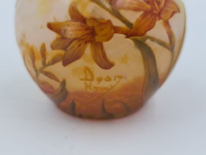 Antonin DAUM (1864-1930) Antonin DAUM (1864-1930). Petit vase art nouveau à décor...