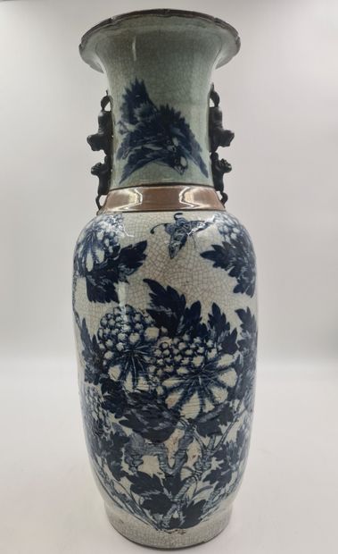 Vase en porcelaine de Nankin à décor de fleurs...