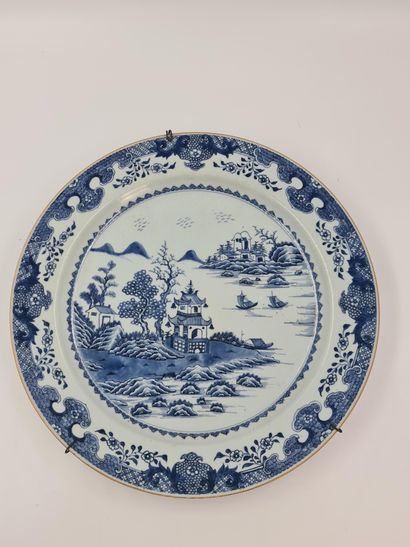 null Grande paire de plats en porcelaine de Chine XVIIIème à décor blanc/bleu de...