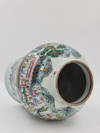 null 中国瓷器花瓶，装饰有儿童和龙的风筝。盖子不见了。高度：37厘米。



19世纪的中国瓷器，是为儿童和老人准备的。盖子不见了。高度：37厘米。