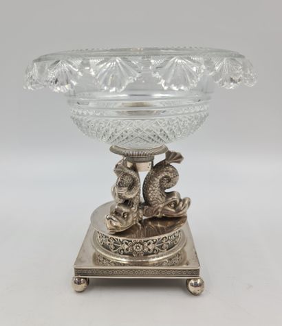 null 银质中桌，上面有海龙装饰，上面有一个水晶杯。1832年至1869年期间，布鲁塞尔的金匠科内尔-弗朗索瓦-托马斯（1822-1852年活跃）。高度：19...