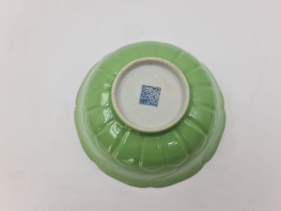 null 中国瓷碗，印有道光年间的天书款。直径：17厘米。



中国瓷器的碗，有一个天启的道光款。门缝：17厘米。