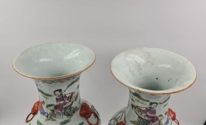 null Pair of Chinese porcelain vases with very nice decorations with children playing...