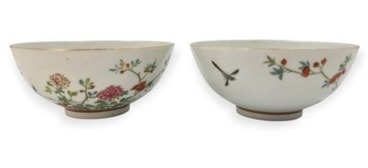 null Pair of Chinese famille rose porcelain bowls bearing an apocryphal mark Guangxu...