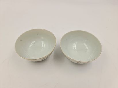 null Pair of Chinese famille rose porcelain bowls bearing an apocryphal mark Guangxu...
