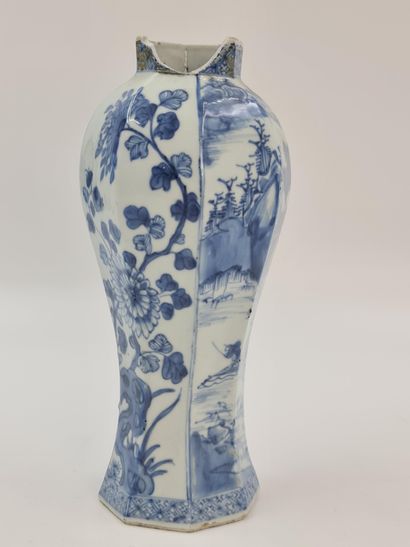 null Paire de potiches hexagonales en porcelaine de Chine à décor blanc/bleu. Accident...