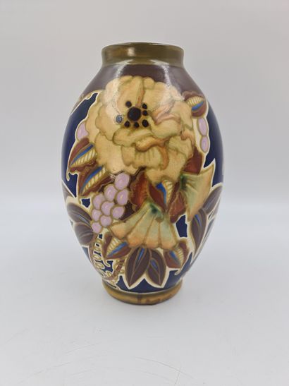null Vase Boch Keramis art déco à décor de fleurs en mat finish. D. 2847 Ht : 27,5...