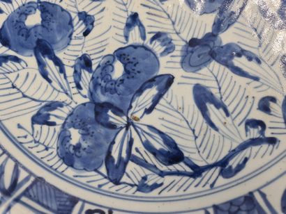null Arita. Porcelaine Japon fin XVIIIème Décor bleu et blanc. Diamètre : 45 cm....