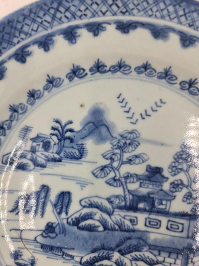 null 一对白色/蓝色的中国瓷盘，上面装饰着山水和宝塔。直径：23.5厘米。



一对白色/蓝色的中国风盘子，上面装饰着宝塔。门缝：23.5厘米。