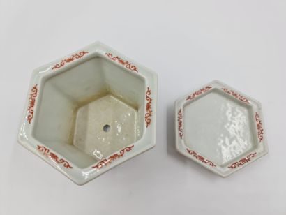 null 小盆子和它的碟子。中国瓷器。共和国时期。高度：10厘米。



小巧的盆景盆子，有一个小盒子。中国瓷器。共和国时期。高度：10厘米。