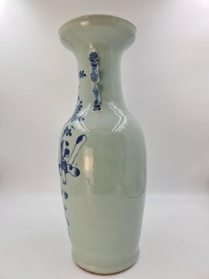 null Vase en porcelaine de Chine à décor animé de personnages. Ht : 60 cm.



Chinees...