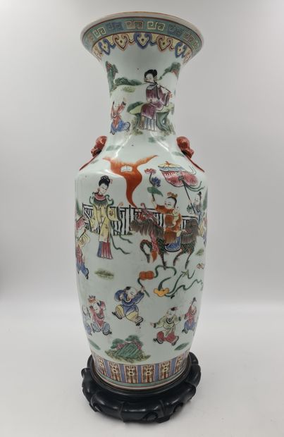 null 一对中国瓷器花瓶，上面有美丽的玩耍的孩子和风筝的装饰。由于小的变形，高度有一个小的差异。20世纪中期。高度：57和56.5厘米。



一对中国瓷器瓦...