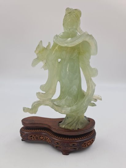 null 绿色玉石雕像，代表一个优雅的女人和一朵莲花。总高度：19厘米。不含底座的高度：23厘米。



一个优雅的女人带着一朵荷花的绿色玉佩。总高度：19厘米...