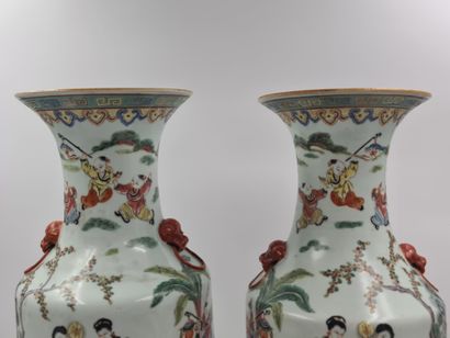 null Paire de vases en porcelaine de Chine à très beaux décors aux enfants jouant...