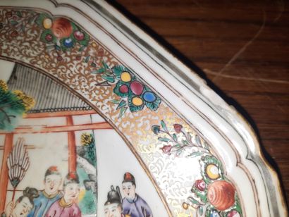 null 中国瓷器中的部分服务。大约在1850年，印度公司（Compagnie des Indes）。这套10件的产品是由 :一个瓦罐和它的托盘。一个大盘子。一...