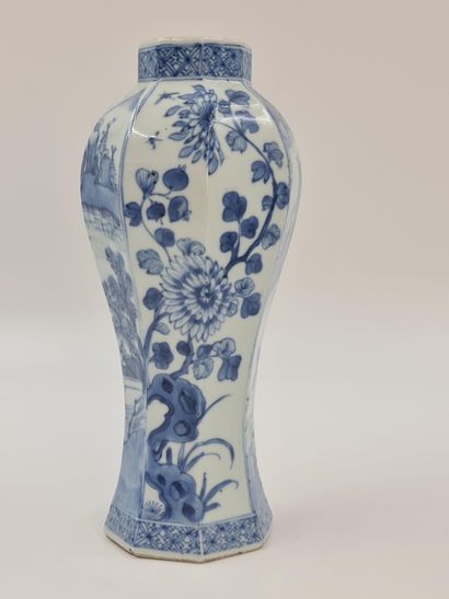 null 一对中国瓷器的六边形壶，白色/蓝色的装饰。其中一个发生了意外，盖子不见了。高度：25厘米。



一对六角形的中国瓷器花瓶，白色/蓝色的装饰。在其中的...