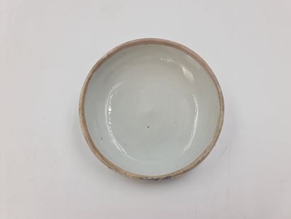 null Chinese porcelain chamber pot. Qianlong period. Height : 11,5 cm. Diameter :...